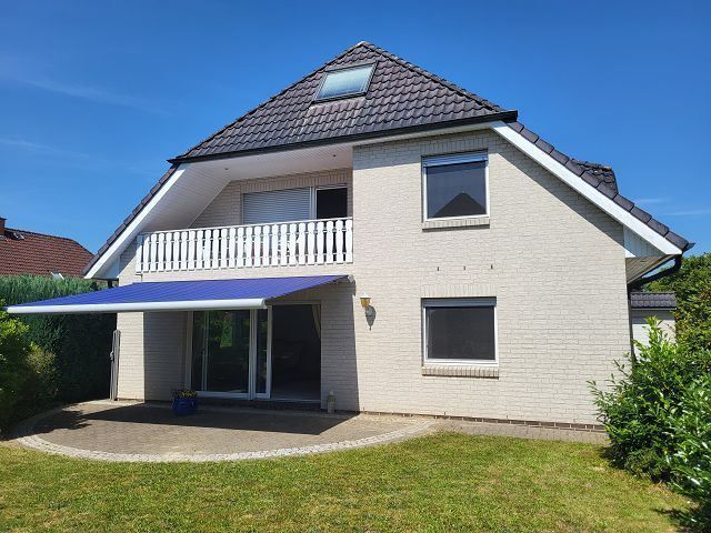 Modernes Zweifamilienhaus mit riesiger Bürofläche und Doppelgarage - Preis auf Nachfrage.